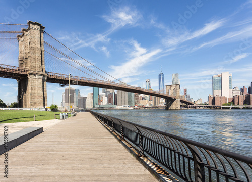 Fotografering The famous Brooklyn bridge, from DUMBO, with the Manhattan financial district on