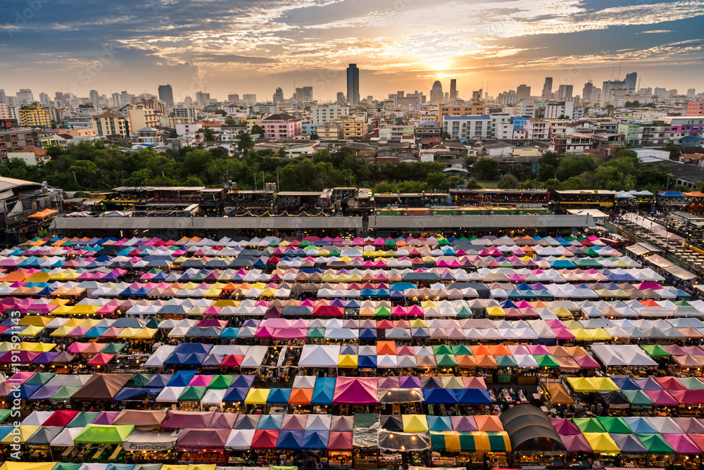 Fototapeta premium Nocny targ Rod Fai w Bangkoku w Tajlandii z kolorowym namiotem i wieczornym widokiem na krajobraz
