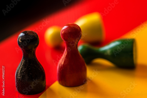 Spielfiguren schwarz rot gelb grün photo