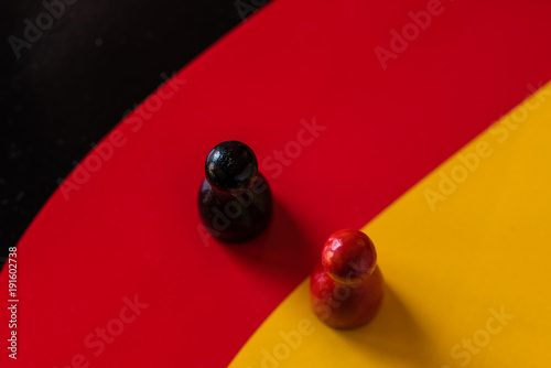 Spielfigur schwarz rot