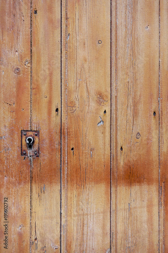 Rough wood door © daboost