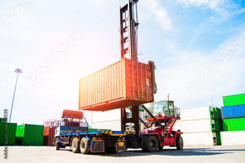 The forklift lifting container of transportation