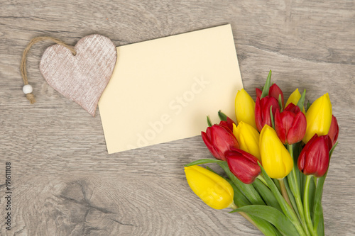 Fototapeta Naklejka Na Ścianę i Meble -  Tulpen und Karte