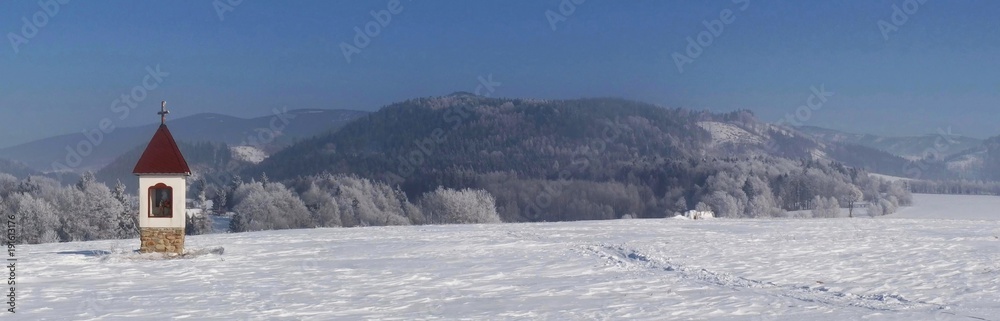 Zimowa panorama z kapliczką w Kotlinie Kłodzkiej, Polska Zimowa panorama z kapliczką w Kotlinie Kłodzkiej, Polska
