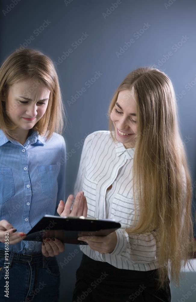 Female students discuss a training project. Female students discuss a training project.