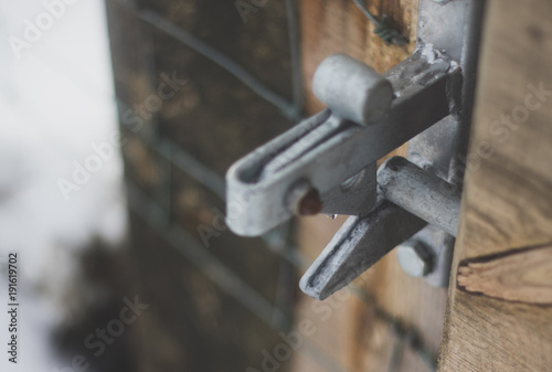 Footpath gate closing latch lock