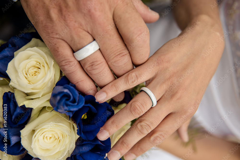 Eheringe und Brautstrauß