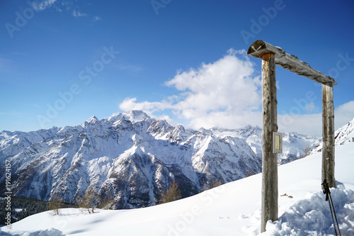 Panorama di montagna invernale con cime innevate sullo sfondo © Carlo