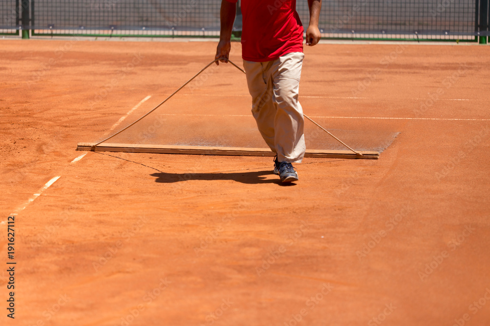 Preparation of a tennis court for competitions