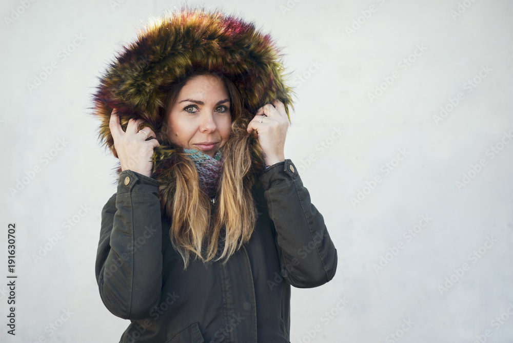 chica guapa con abrigo en invierno chica guapa con abrigo en invierno