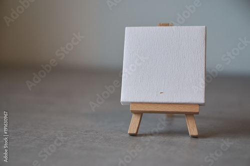 blank mini canvas on easel on dark background – customizable for individiual notes