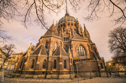 Die Kirche Maria vom Siege war eine römisch-katholische Pfarrkirche am Mariahilfer Gürtel im 15. Wiener Gemeindebezirk Rudolfsheim-Fünfhaus, die 2015 der koptisch-orthodoxen Kirche geschenkt wurde. photo