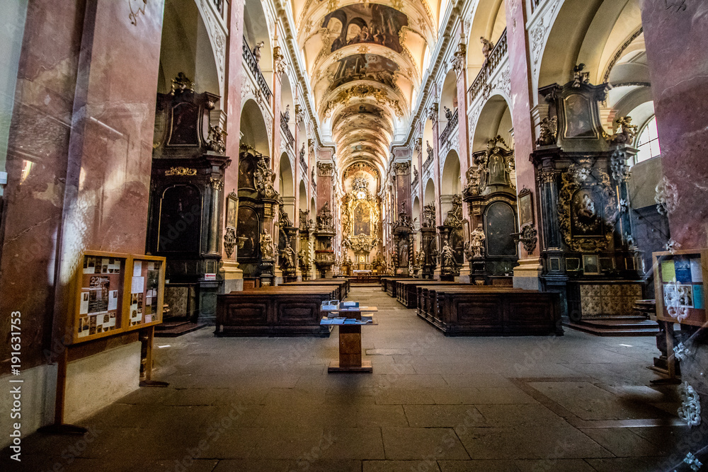 Obraz premium Die Basilika St. Jakob (Bazilika svatého Jakuba Většího – Basilika des heiligen Jakobus des Älteren) ist eine römisch-katholische Kirche in der Prager Altstadt.