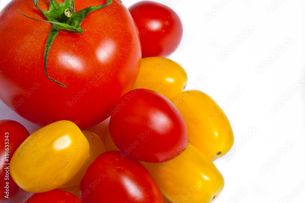 Obraz na płótnie Czerwone i żółte pomidory w salonie