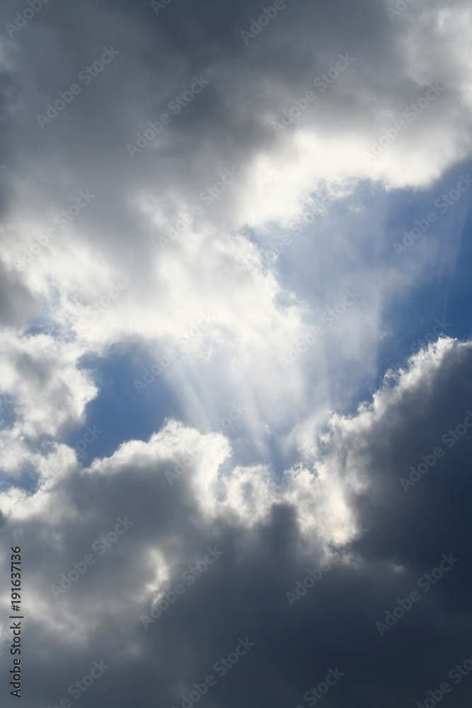 青空と雲「雲の風景」縦写真・栄光、未来創成、輝く、希望、成功などのイメージ・雲などにキャッチコピースペース