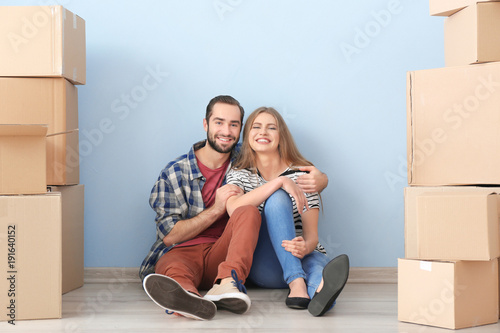Young couple with moving bo...