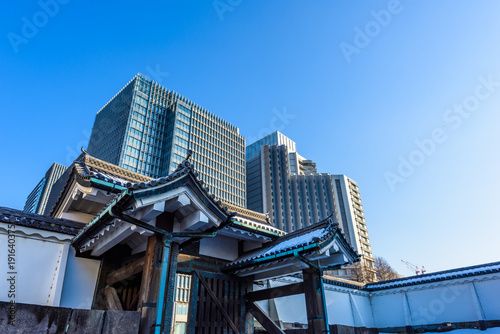 高層ビルと大手門 © kurosuke