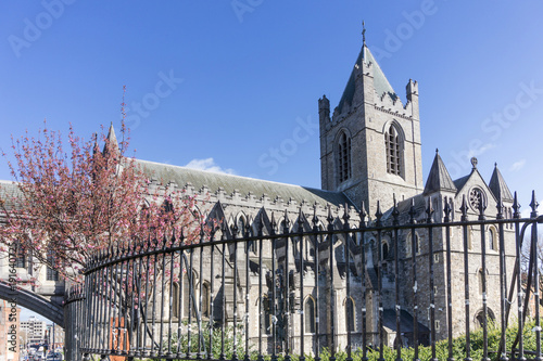Canvas Print DUBLIN, IRELAND - March 31, 2017: Street view of church landmarks of Dublin Irel