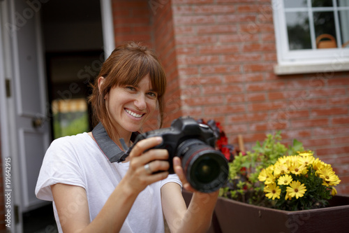 Mujer joven con cámara fotográfica