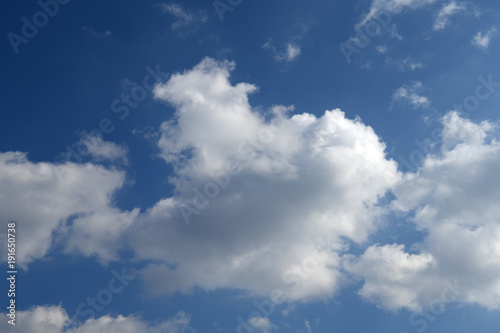 青空と雲「空想・雲のモンスターたち」あきらめない、背中の上で、負けないなどのイメージ