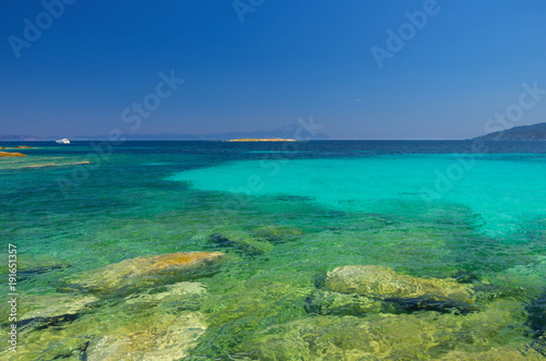 Rocks on sea shore © Boris Riaposov