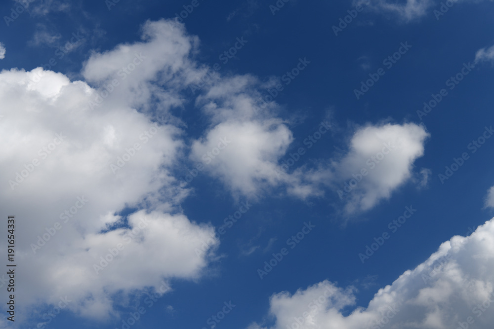 青空と雲「空想・雲のモンスターたち」鼻を突き出す、鼻を突き合わせる、挨拶を交わすなどのイメージ 青空と雲「空想・雲のモンスターたち」鼻を突き出す、鼻を突き合わせる、挨拶を交わすなどのイメージ