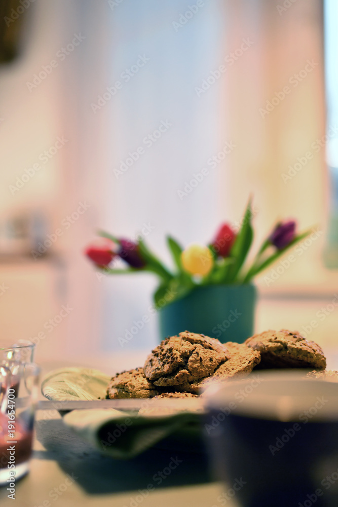 ein Frühstückstisch mit gesunden zutaten und schönen Blumen ein Frühstückstisch mit gesunden zutaten und schönen Blumen