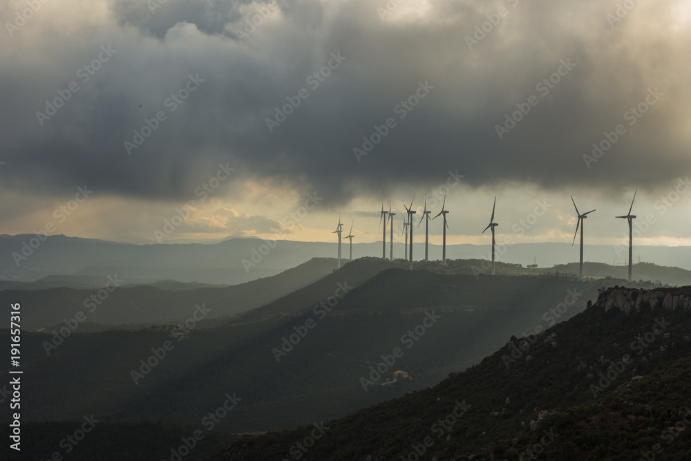 Obraz premium Molinos de viento entre tormentas