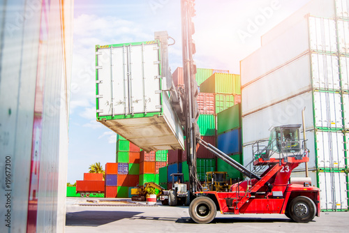 The forklift lifting container of transportation