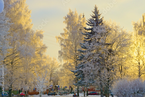 Городской пейзаж в ясный морозный зимний день.