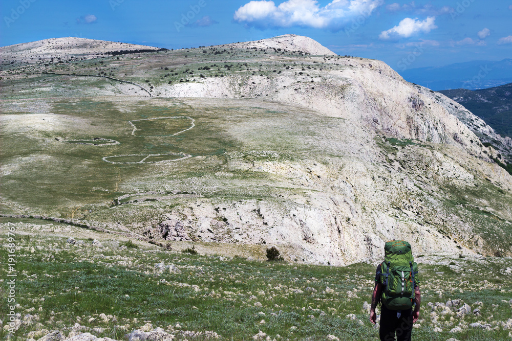 Fototapeta premium Wanderer vor dem Aufstieg auf Hochebene