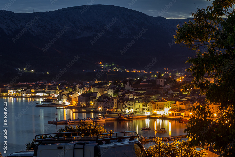 Fototapeta premium Stadt Baska bei Nacht
