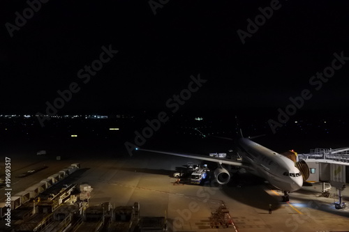 夜の成田空港。