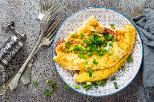 Foto Omelet or omelette with fresh green onion, scrambled eggs