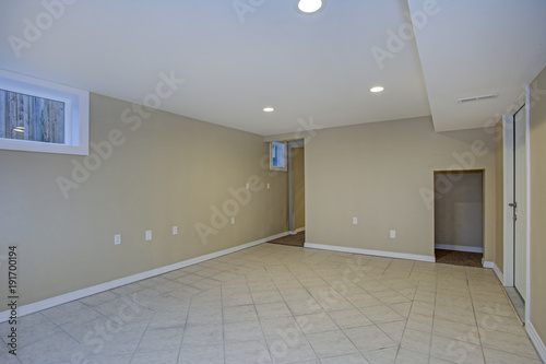 Empty room, sand beige walls, tiled floor in a luxury home.