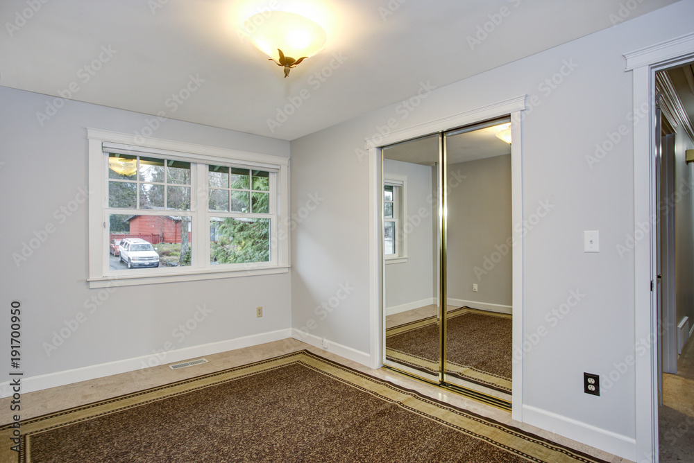 Fototapeta premium Bright empty room with pure white walls