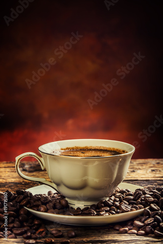 kawa-filizanka-kawy-i-ziaren-kawy-rocznik-filizanka-i-stary-debowy-stol
