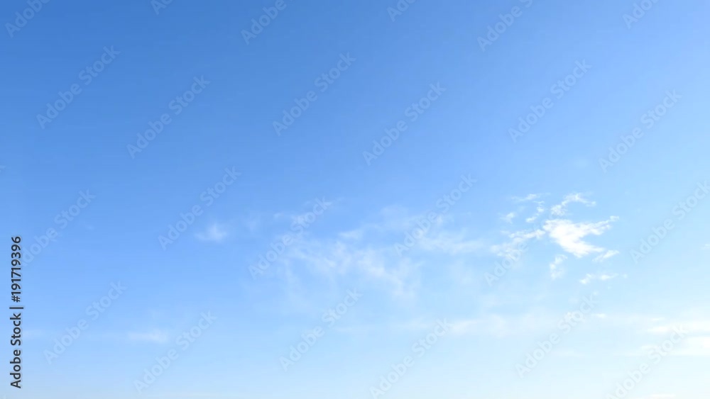 広がる青空、小さな白い雲がゆっくり流れます。 広がる青空、小さな白い雲がゆっくり流れます。