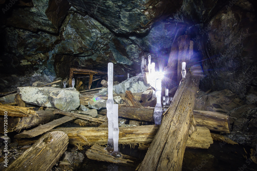 Fototapeta premium Underground abandoned gold ore mine shaft tunnel gallery with stagmites