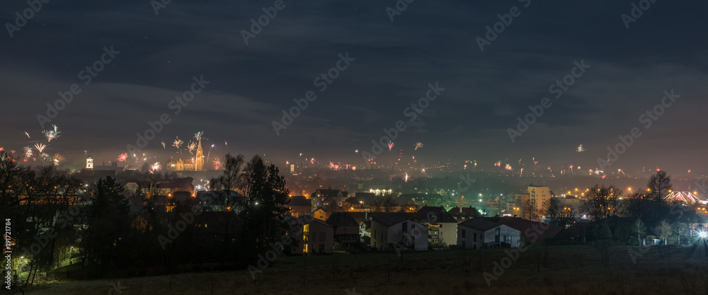 Fototapeta premium Panorama Blick auf das Silvester Feuerwerk in Regensburg, Silvester 2018, Deutschland