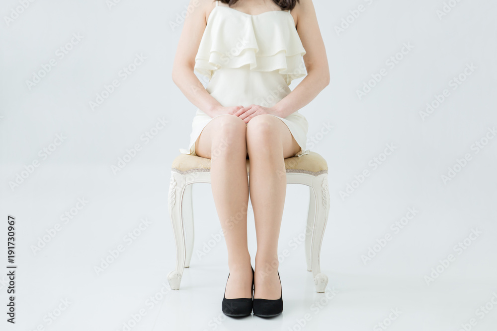 椅子に座る女性 Stock Photo Adobe Stock
