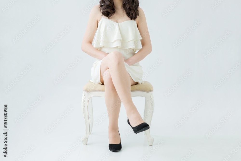 椅子に座る女性
