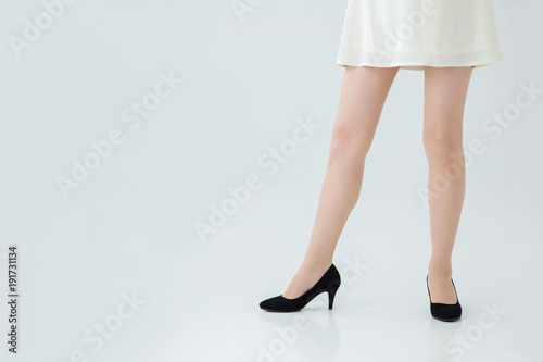 スカートをはいた女性の脚 