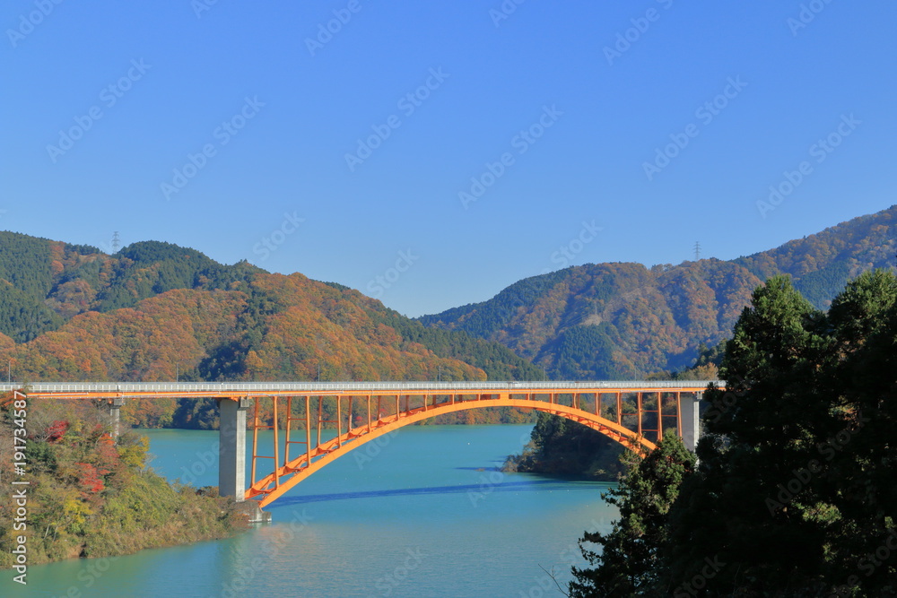 Fototapeta premium 青空と宮ヶ瀬湖虹の大橋
