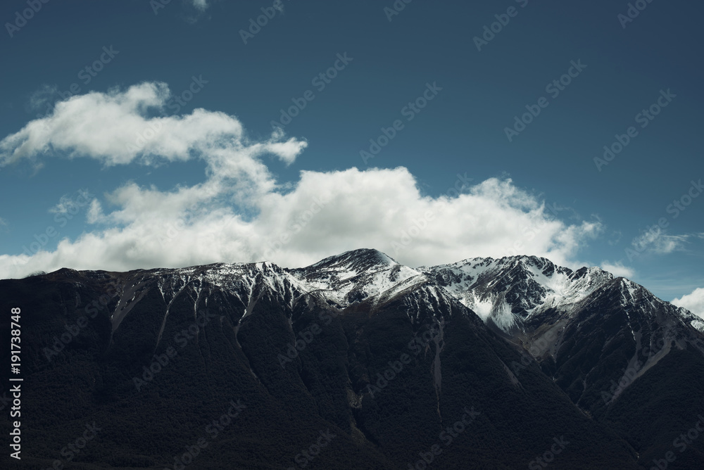 Montañas con picos nevados en Nueva Zelanda