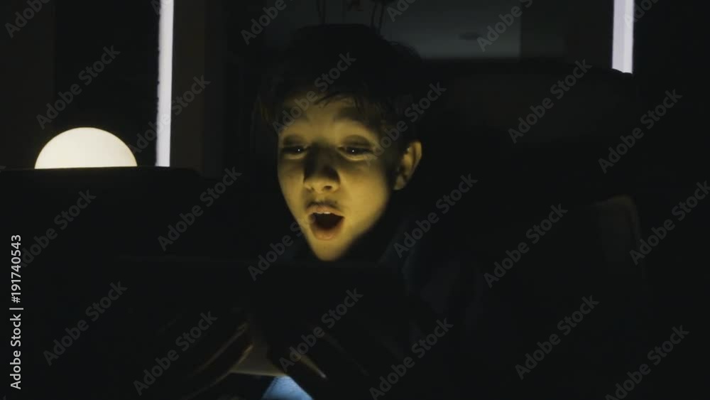 Niño con tableta