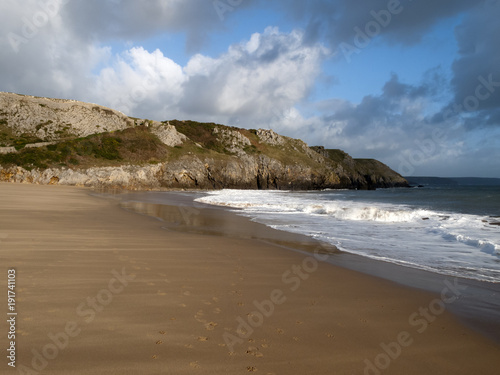 UK, Wales, Pembrokeshire, Barafundle Bay beach and cliffs in autumn sunshine