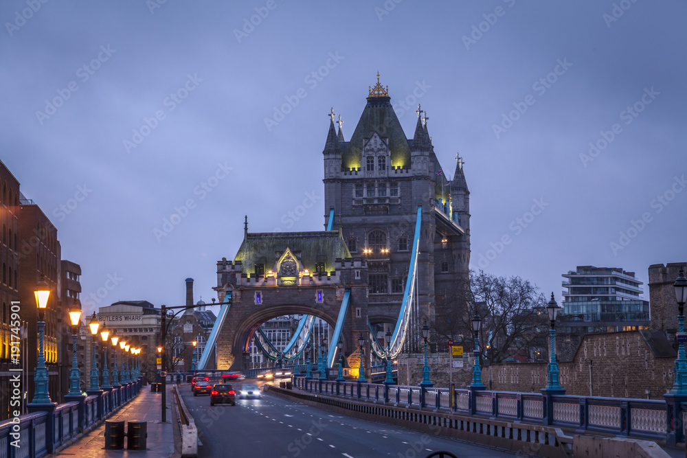 Obraz premium Tower Bridge at night during rainy weather