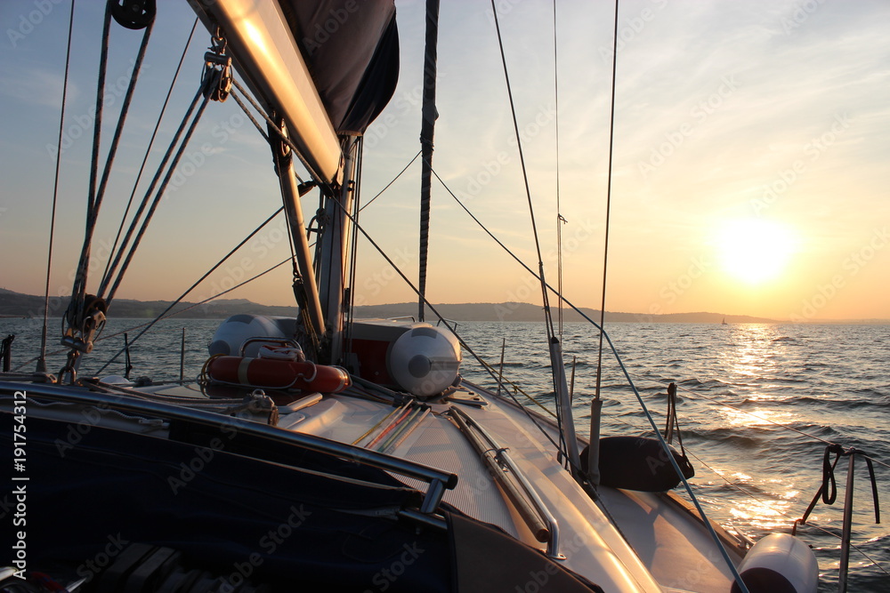 Fototapeta premium barca a vela verso sera