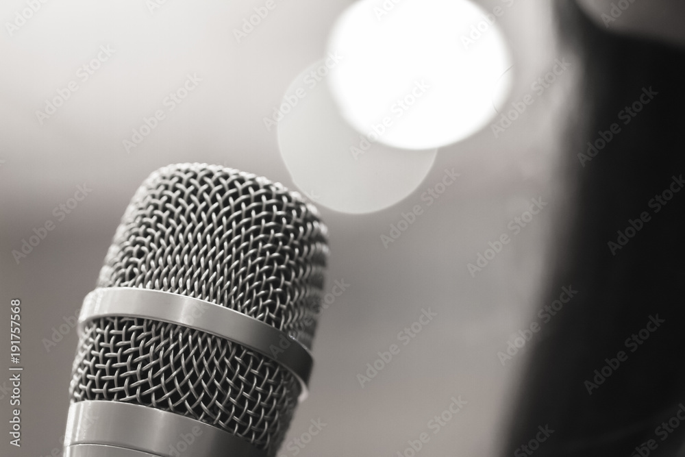 Φωτογραφία smart businesswoman speech and speaking with microphones in seminar room or talking conference hall light with microphones and keynote
